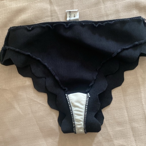 PrettyLittleThing Pippa Black Bandage Scallop Hem Bikini - Picture 4 of 6